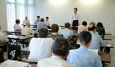 地元共有地権者に説明する国定三条市長