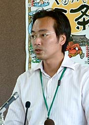 記者会見する国定市長