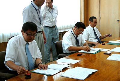 前列左から西山日の丸観光タクシー社長、小林燕市長、阿部中央タクシー社長