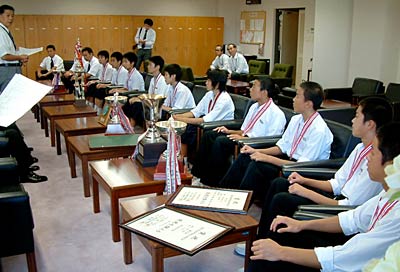 20日、小林燕市長を表敬訪問した全中で活躍した燕中生徒
