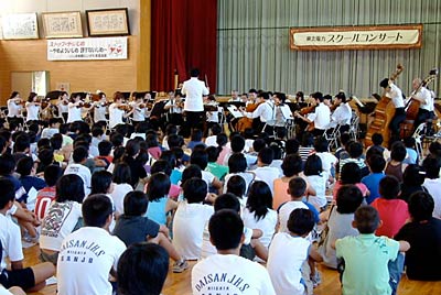 21日、三条市第三中で行われた東北電力スクールコンサート