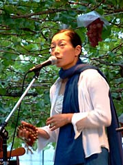 ブドウ棚の下で歌うYaeさん
