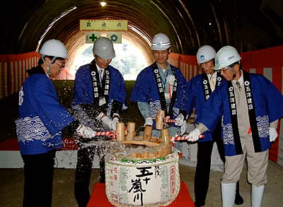26日行われた5号トンネル貫通式の鏡割り