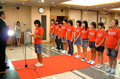 山崎会長に向かってメンバーの内田さんが観光アイドル宣言