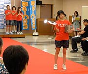 燕市の特産品を手にPR