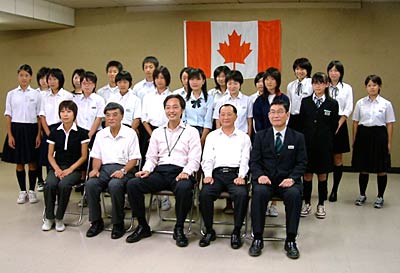 28日行われた平成19年度三条市青少年海外派遣事業カナダ班の出発あいさつ式で国定市長を囲んで記念撮影