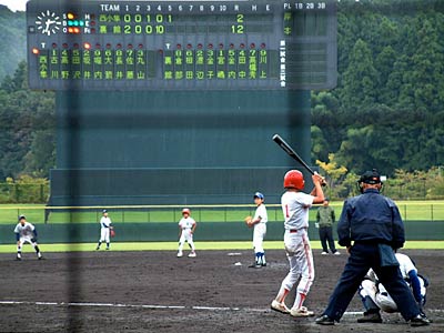 三条市スポーツ少年団主催第3回秋季少年野球大会で9月30日に三条市民球場で行われたAブロック決勝のスーパーキッズ裏館対西小野球団隼クラブの対戦