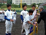 表彰式で優勝旗などを受け取るスーパーキッズ裏館