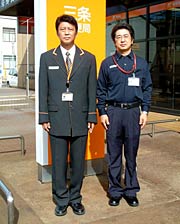 左が郵便、右が郵便事業の制服