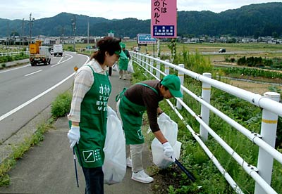 2日、国道289号沿いでごみ拾いする三条たばこ販売(協)下田支部