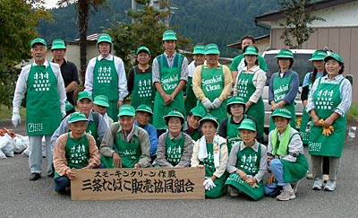ごみ拾いを終わって参加者で記念撮影