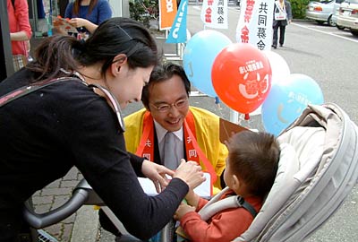 6日行われた県共同募金会三条市支会の赤い羽根共同募金の街頭募金で、ジャスコ三条店で善意をよびかける支会長でもある国定市長