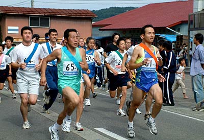 7日、三条市で行われた平成19年度第3回市民駅伝競走大会で下田庁舎前を一斉にスタートする選手