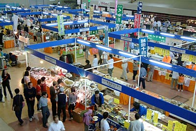 8日まで県央地域地場産業振興センターで開かれている開館20周年記念大じばさん展