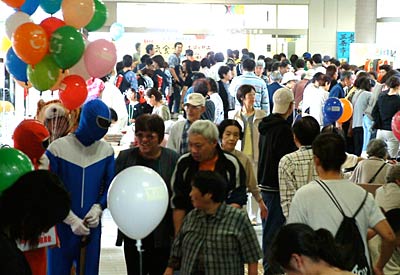 7日開かれた第3回三条ボランティアまつりで販売や喫茶のコーナーでにぎわう会場入り口付近