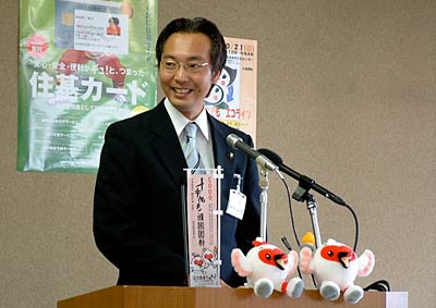 9日、定例記者会見を行う国定三条市長