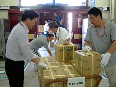 10日、到着した年賀はがきを運び込む郵便事業(株)三条支店職員