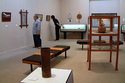 21日まで燕市産業史料館で開かれている「廣田廣正 三代彫金展」
