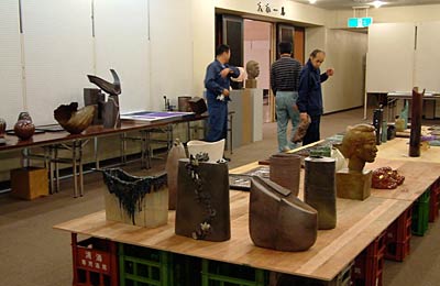 第2回燕市美術展覧会の作品搬入が行われた展示会場でもある燕市吉田産業会館