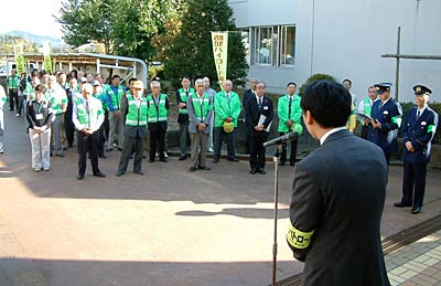 12日行われた三条市の子どもの見守り活動で栄中央小で「三条市子ども安全の日」の出発式