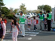 栄中央小の下校時刻にあわせて防犯パトロール