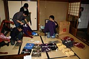 販売するオリジナルトレーナーを準備するスタッフ
