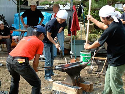 14日行われた三条鍛冶まつりで三条鍛冶の神髄を見せる巨大和釘づくりの実演