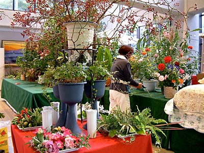 14日に三条市保内公園緑の相談所で開かれた三条バラ愛好会の第9回秋のバラ展