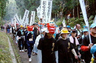 14日、燕市分水地区の国上山で行われた酒呑童子行列