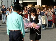 加茂産のナシを運ぶトラックのドライバーにJA職員から花束の贈呈