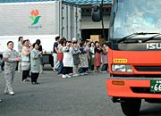 加茂産のナシを積んで出発するトラックを拍手で見送る