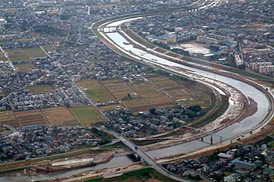 三条市を流れる五十嵐川、手前が上流側で渡瀬橋が架かり、その先の右に大きく膨らんだカーブの内側が7・13水害の破堤部分