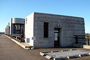 洗堰の魚道観察室入り口
