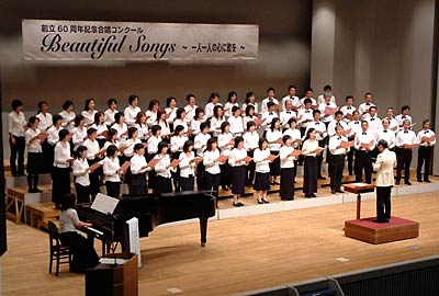 三条第二中の創立60周年記念合唱コンクールで発表する結成10周年の「あじさいコーラス」