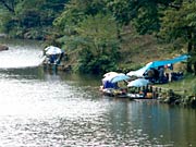 雨降りだったこの日も湖のほとりでは釣り客のパラソルが開いた