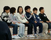 環境トークセッションで国定市長と対談する大浦小4年生
