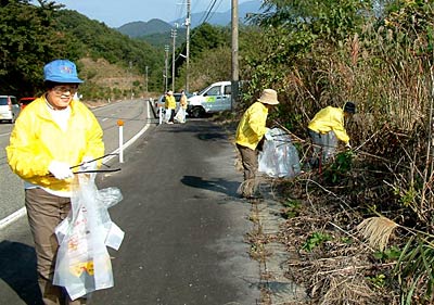 23日、三条市下田地区、五輪峠でごみを回収する下田商工会女性部会員