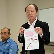 商品化までの課程を説明する川崎合成樹脂の梨本取締役統括営業本部長
