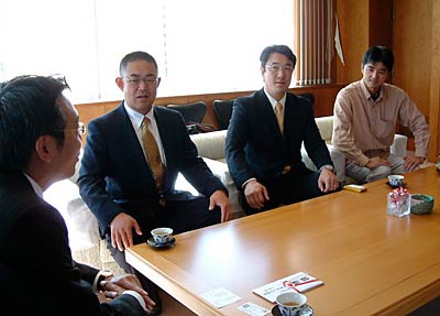 左から国定市長、三条青年会議所OB会の最後の会長の池上さん、燕三条青年会議所シニアクラブの相田会長、燕三条青年会議所の田中勉広報渉外委員長