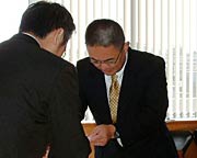 国定市長に目録を手渡す池上さん