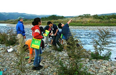 23日、五十嵐川河川公園を訪れた新潟市立曽根小学校5年生