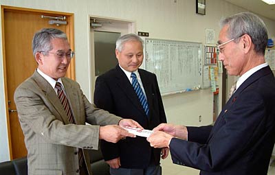 左から県央食品衛生協会三条支部佐野支部長、小栗副支部長、岩本三条市社会福祉協議会事務局長