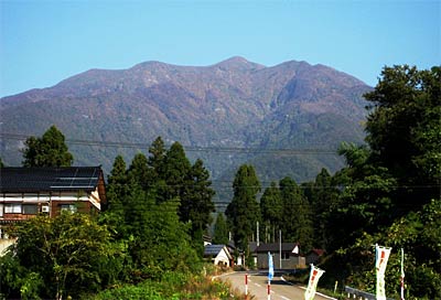 粟ヶ岳は6合目あたりから上が紅葉に染まる