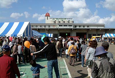 28日、燕市農業総合管理センターで開かれた2007年農作物・燕地区農業まつりでジャンボ豚汁に行列をつくる来場者