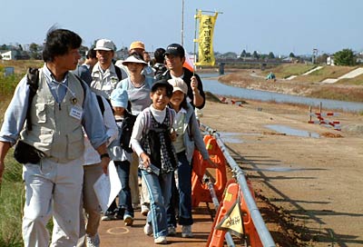 28日行われたウオークラリー「与十郎堤探検ウオーク」で五十嵐川左岸堤防を歩く参加者