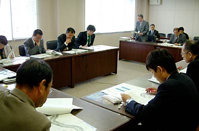 三条市で30日開かれた河川改修事業等調査特別委員会