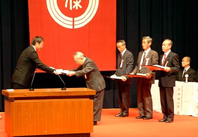 3日行われた三条市表彰式で被表彰者に表彰状を手渡す国定市長