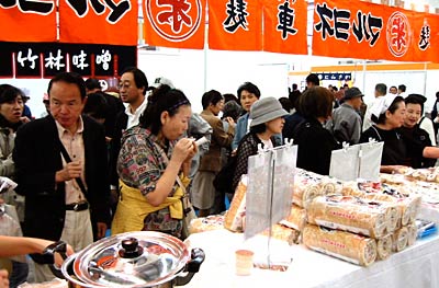 活況を呈する(株)マルヨネのブース