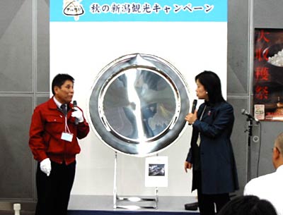 クイズを出題する大原實マイスター