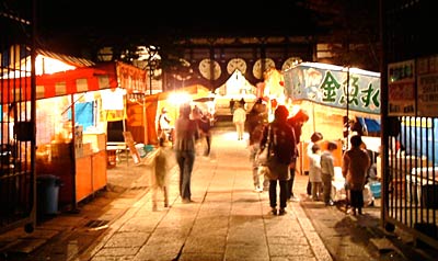 お取越が始まった5日夜、三条別院の境内の露店